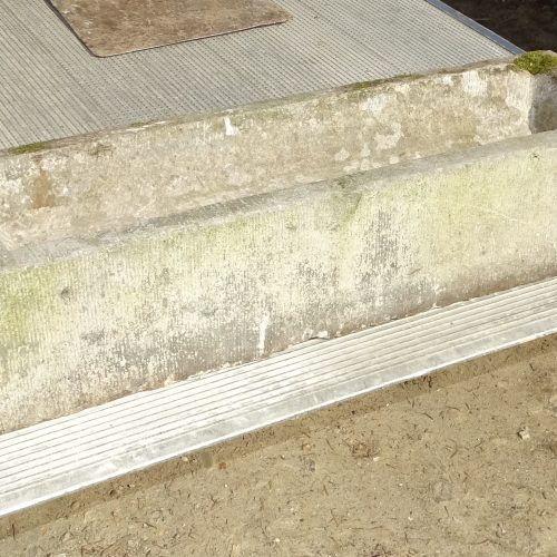 oude arduinen gootsteen pompbak wasbak lavabo
