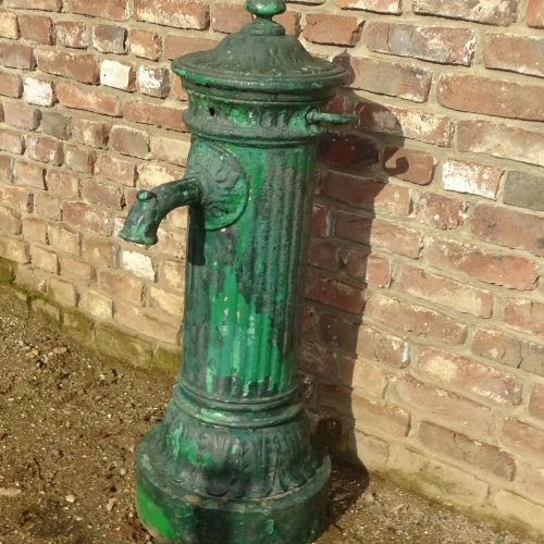oude gietijzeren stadskraan waterkraan waterpomp pomp kraan