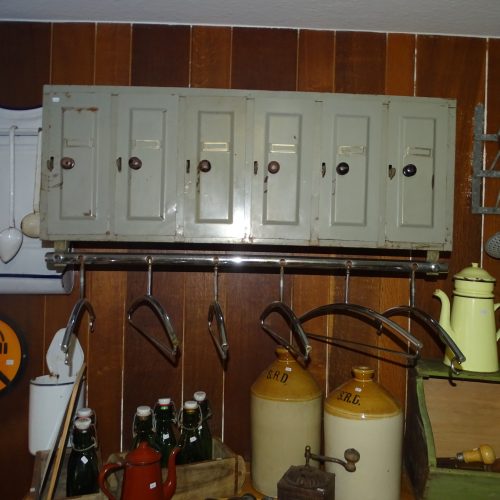 originele industriële kapstok met locker kluisjes kast