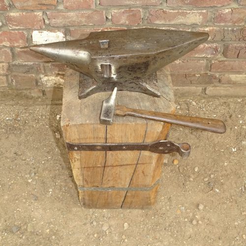 klein aambeeld op eikenhouten sokkel met hamer