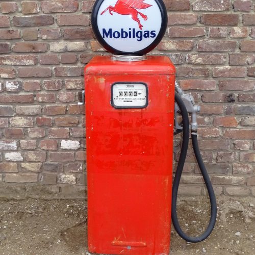 oude tokheim benzinepomp met mobilgas bol