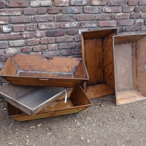 oude druivenbakken van wijnboerderij in franrijk bakken