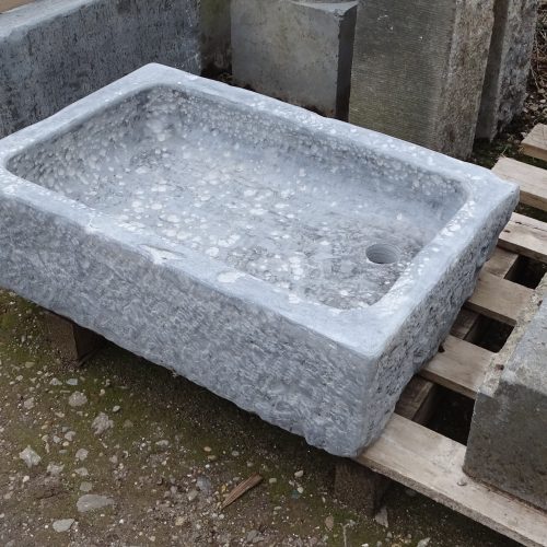 oude arduinen gootsteen wasbak lavabo pompbak trog