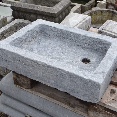 oude arduinen gootsteen wasbak lavabo pompbak trog