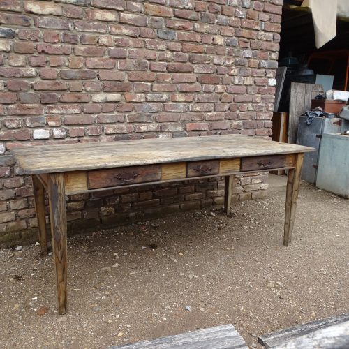 prachtig verweerde grenen houten tafel met 3 laden