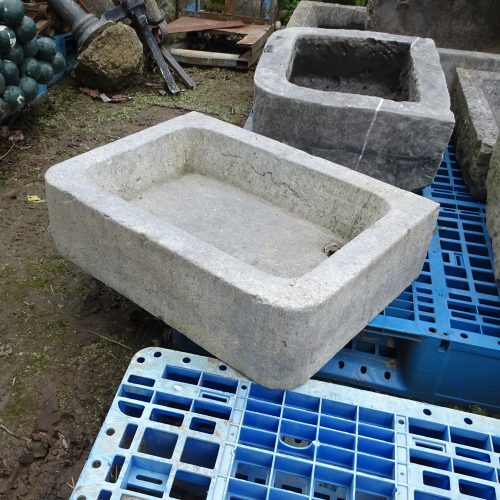 oude arduinen gootsteen wasbak lavabo pompbak