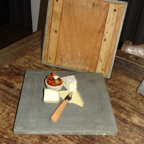 oude houten kaasplank hapjesplank met zinken bovenkant