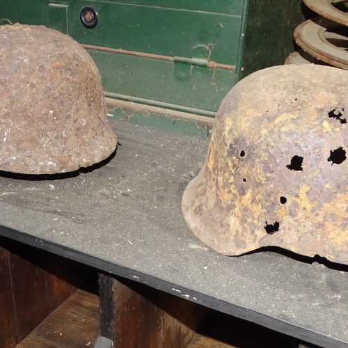 2 maal duitse helm uit ww2